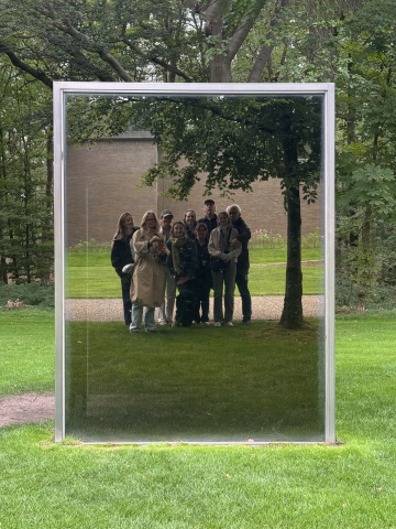 Spiegelbild unseres Teams beim Büroausflug 2026