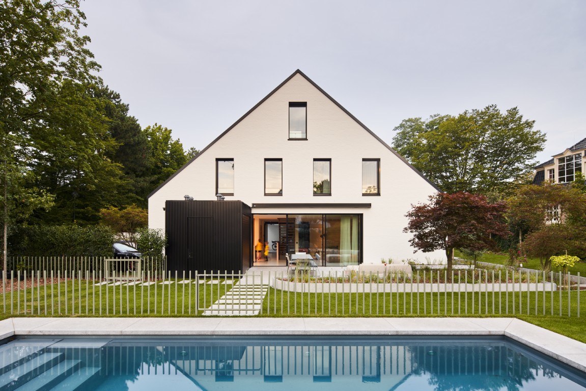 Einfamilienhaus in der weißen Siedlung von HPK Architeken 